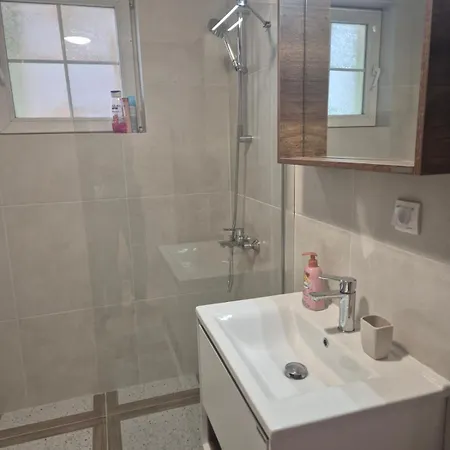 One Bedroom In - Center *