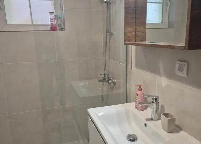 One Bedroom In - Center *